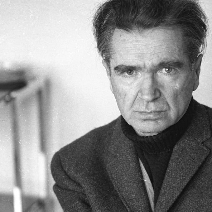 « Un des vices de la France a été la stérilité de la perfection — laquelle ne se manifeste jamais aussi clairement que dans l’écriture. Le souci de bien formuler, de ne pas estropier le mot et sa mélodie, d’enchaîner harmonieusement les idées, voilà une obsession française. Aucune culture n’a été plus préoccupée par le style et, dans aucune autre, on n’a écrit avec autant de beauté, à la perfection. »  Emil Cioran
De la France, 1941